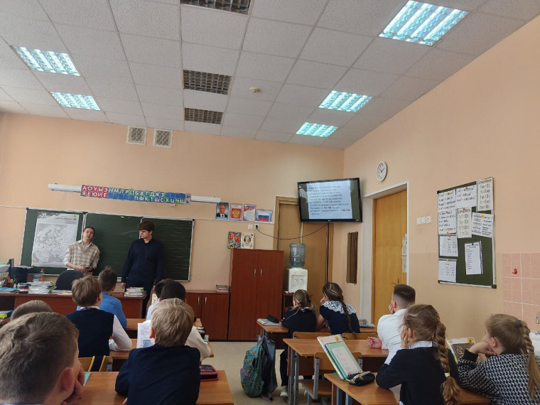 Старшеклассники провели уроки истории.