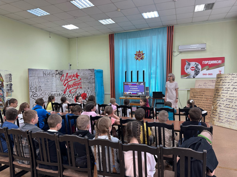 Ребята посетили детскую библиотеку и кукольный театр.